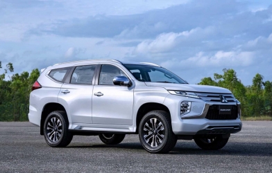 Mitsubishi Pajero Sport: Giá xe lăn bánh & đánh giá 11/2020